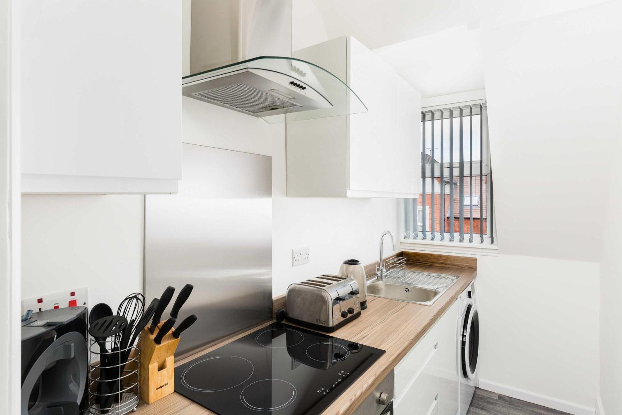 Sapphire Moseley Mews, By Staystaycations *